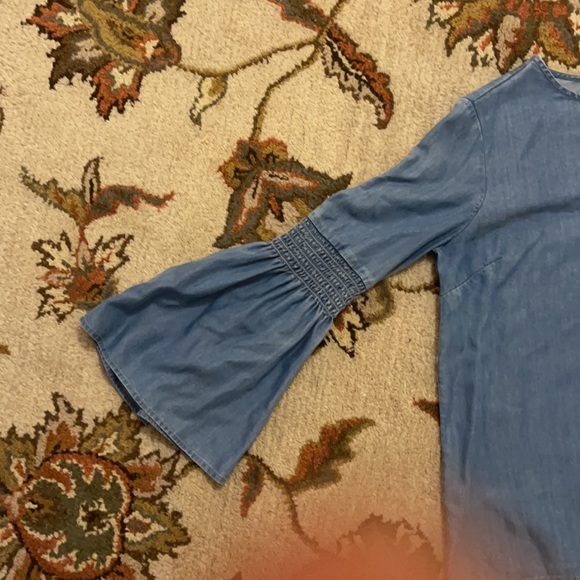 BeachLunchLounge Lightweight Denim Top Flared Sleeves SZ M - Picture 12 of 12